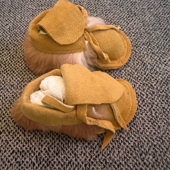 NWOT infant moccasins with fur. - Picture 6 of 6